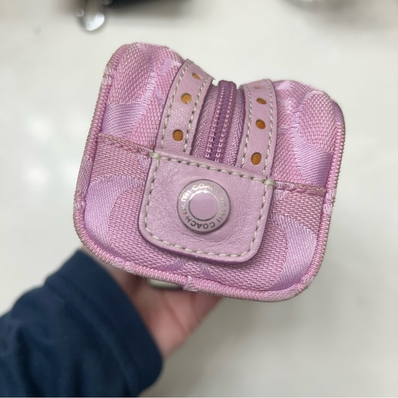 Coach - Picture 2 of 5